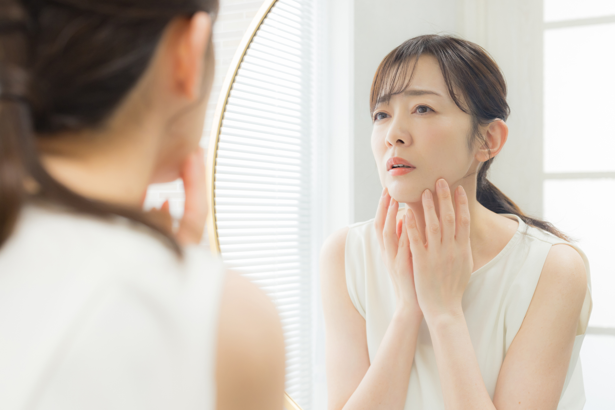 悩む様子